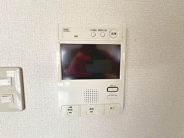 ＴＶモニター付きインターホンですので、突然の来客時にも外の様子が確認できて安心です！