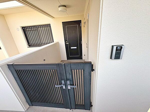 玄関ポーチありますよ！玄関先でプライバシーがしっかりと守られ、戸建て感覚でお住まいいただけます！