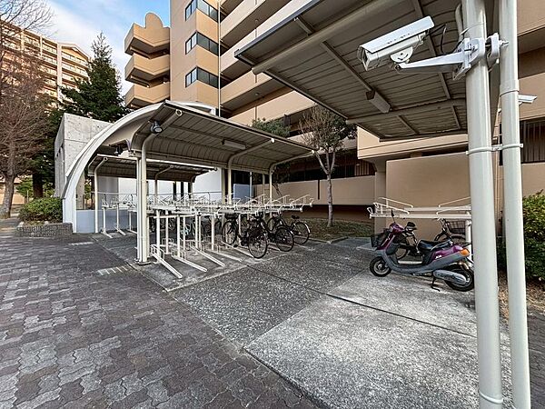 駐輪場に屋根があるので、雨の日に自転車が濡れにくく嬉しいですね♪
