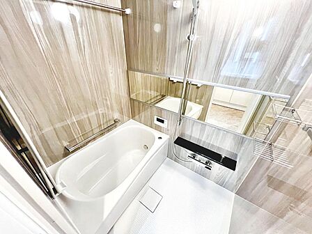 【ユニットバス新調】ゆったりとくつろげる綺麗な浴室ですよ!時間短縮でシャワーだけの方も多いですが、一日の疲れを癒すため湯船に浸かれば心身ともにリラックスできますね♪