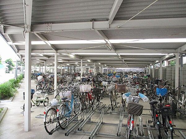駐輪場に屋根があるので、雨の日に自転車が濡れにくく嬉しいですね♪