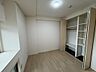 子供部屋：【子供部屋】機能的なクローゼットが備わる洋室は子供部屋としても書斎としてもお使いになれます。白を基調とした内装がおしゃれです。