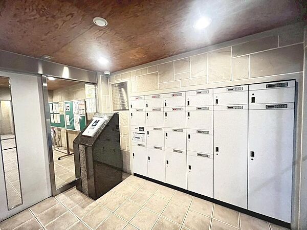 【宅配ボックス】エントランスはオートロック付きのセキュリティー面も安心のマンションです。便利な宅配ボックスも完備しています。