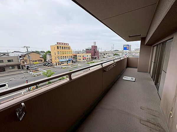 【ワイドコーナーバルコニー】日当たり通風共に良好です。南面ワイドコーナーバルコニーのこの開放感を一度ご覧ください。バルコニーにはスロップシンク、キッチンからの勝手口などもあり何かと便利な造りです。