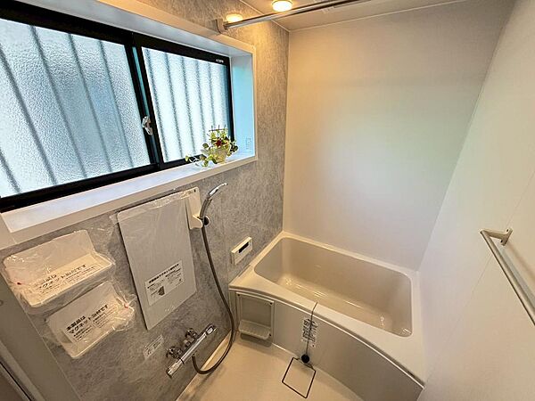 【浴室に窓ありますよ！】ゆったりとくつろげる綺麗な浴室ですよ！時間短縮でシャワーだけの方も多いですが、一日の疲れを癒すため湯船に浸かれば心身ともにリラックスできますね♪