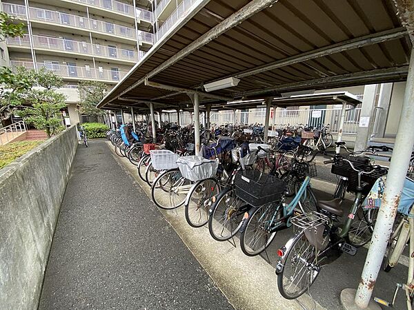 駐輪場に屋根があるので、雨の日に自転車が濡れにくく嬉しいですね♪