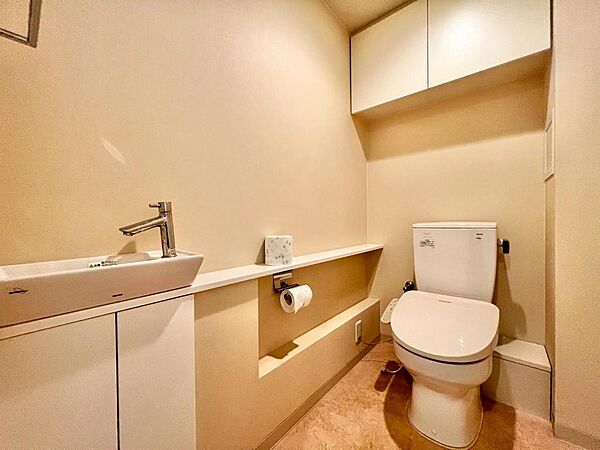 手洗い付き、温水洗浄便座付きトイレは高級感ある仕様です。収納も充実しているので清掃道具などもきれいに整理できます。