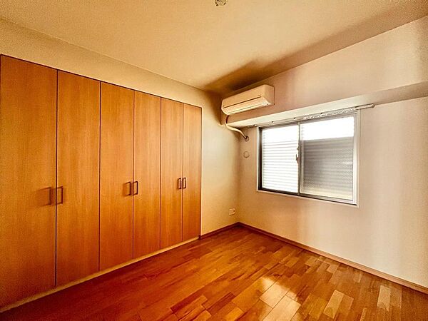 寝室、子供部屋に最適な洋室です。収納もありスッキリした空間です。
