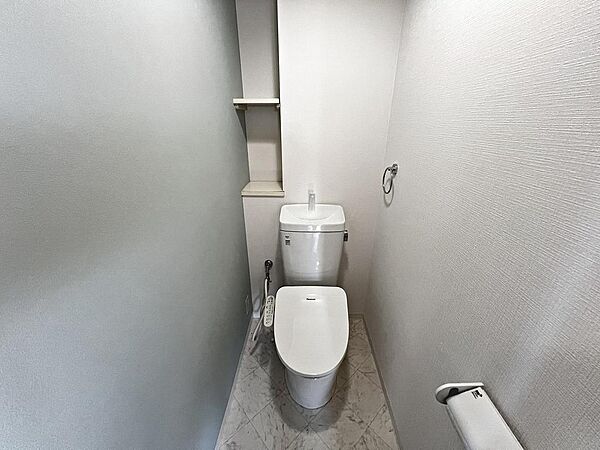 温水洗浄便座ですので、寒い日も温かい便座で安心して使用していただけますよ♪