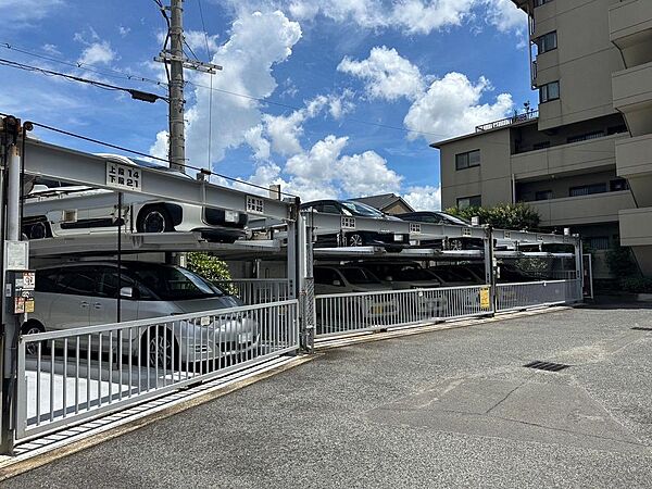 【駐車場】敷地内駐車場ございます。（月額8500円～10000円）空き状況要確認！詳しくは担当までお問い合わせください！