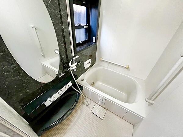 ゆったりとくつろげる綺麗な浴室ですよ！時間短縮でシャワーだけの方も多いですが、一日の疲れを癒すため湯船に浸かれば心身ともにリラックスできますね♪