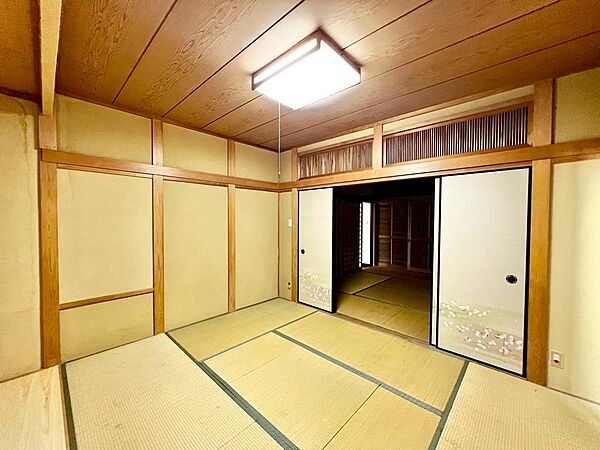 和室ございます♪一息つく時の癒しの空間や客間にも使えますね☆お子様のお昼寝スペースにもぴったりです♪
