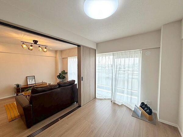 クロス張り替え済！綺麗な壁紙で部屋が明るく見えて気持ちも明るくなりますね♪