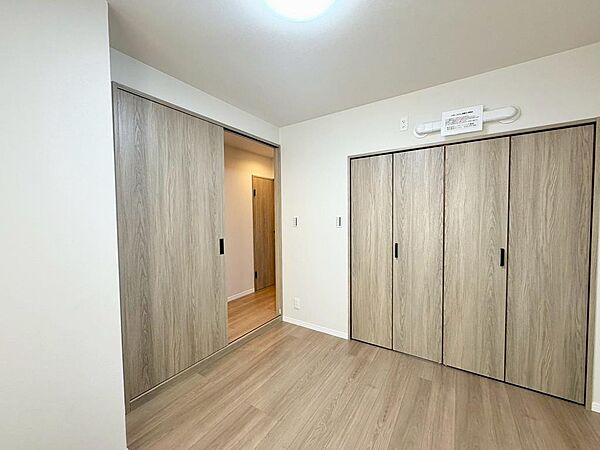 全洋室に収納有りますので、収納場所に困らず綺麗な室内をたもてますね♪