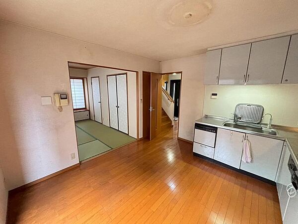 和室と続き間になったリビングは広々使いやすいです。収納が充実していてお部屋がすっきり片付きます。
