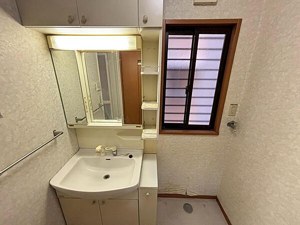 【洗面台新調します】広めの洗面所は窓付きで換気を十分していただくことが可能です。