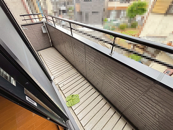 バルコニーに屋根ついてますので、突然の雨も洗濯物が濡れにくく安心です。