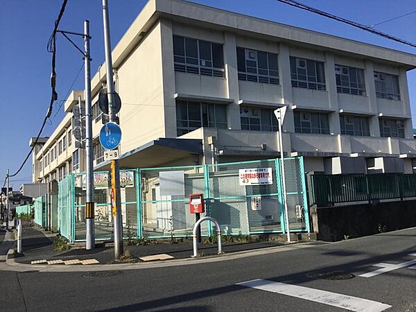 堺市立東陶器小学校まで徒歩約23分です。