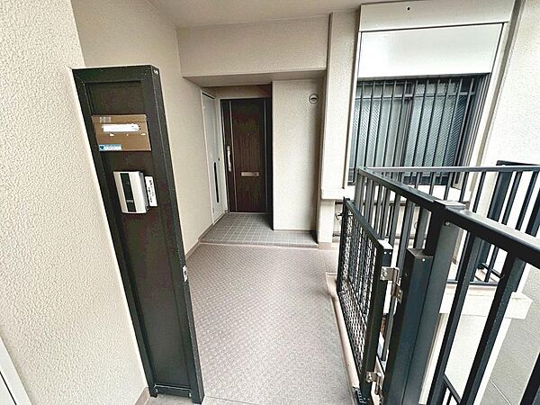 専用ポーチあります！玄関前に専用ポーチがあることで、共用廊下からの視線が遮られ、プライバシーがしっかり守られます！
