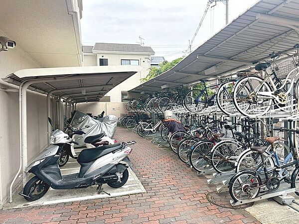 駐輪場に屋根があるので、雨の日に自転車が濡れにくく嬉しいですね♪