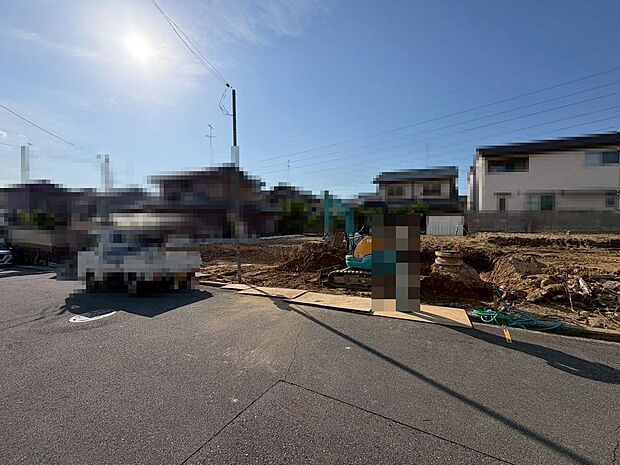 【ＬＤＫ約１７帖】大きな窓のあるリビングは、陽光あふれる明るい空間です♪居心地良く、ご家族皆がゆったり寛げる憩いの空間となりそうです♪