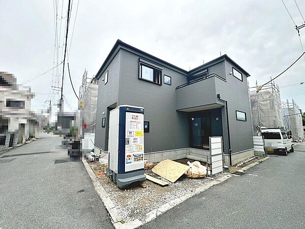 【全棟ＬＤＫ約１８帖以上】大きな窓のあるリビングは、陽光あふれる明るい空間です♪居心地良く、ご家族皆がゆったり寛げる憩いの空間となりそうです♪