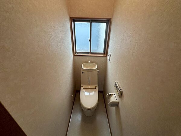 トイレ内に窓があるので、換気しやすく匂いもこもりませんね！
