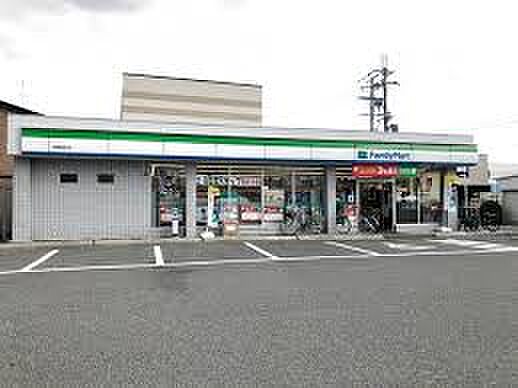 ファミリーマート堺鳳西町店まで徒歩３分