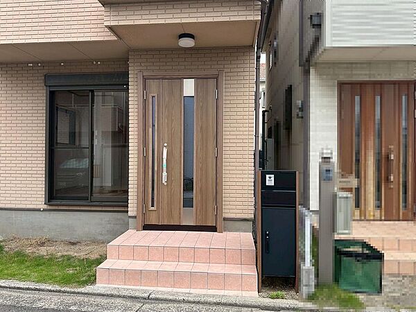 玄関ドアも新調しています。便利な宅配ボックス付き昨日門柱も採用♪暮らしやすさがアップします。