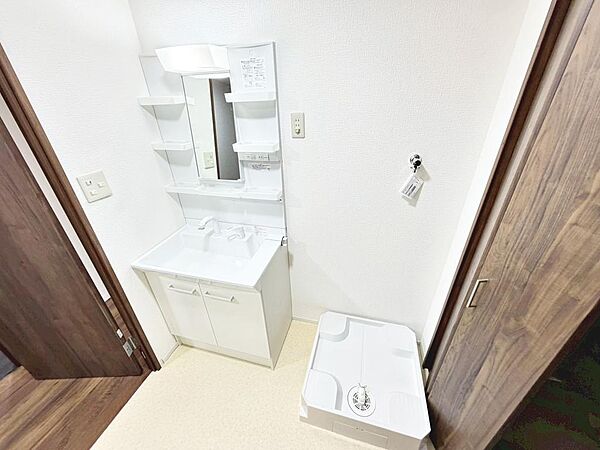 洗面台新調してますよ！シャワー付きなので、朝の身支度の忙しい時間に重宝しますね♪
