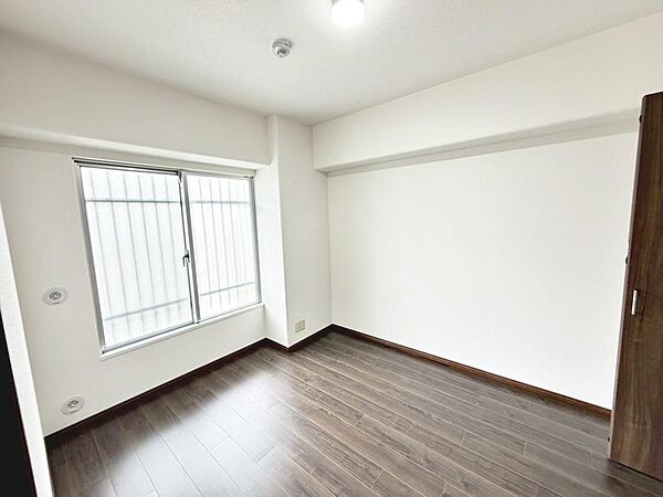 穏やかな光が差し込む室内には、穏やかな時間が流れます。休日には、落ち着いた空間で自分の趣味を楽しむのはいかがですか。