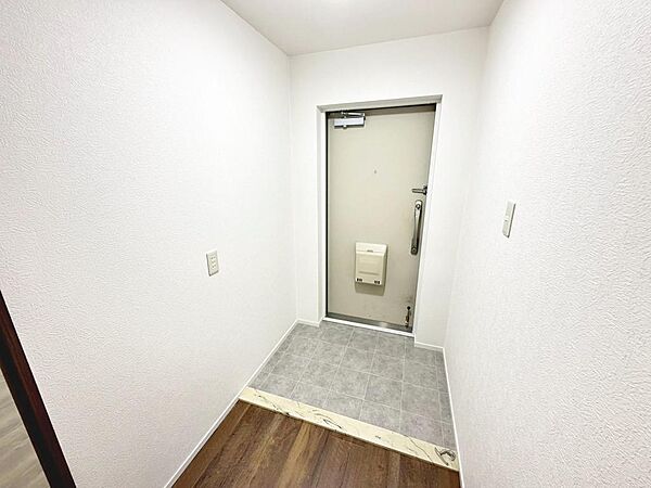 ゆとりの玄関ですよ！シューズボックス置けば、散らかりがちな玄関も片付きますね！