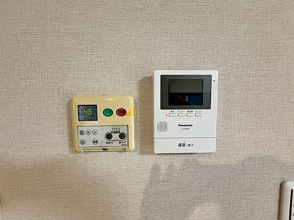 TVモニター付きインターフォン付きです。セキュリティー面も安心の住宅です。給湯器の操作もリビングから可能です。