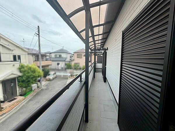 バルコニーは屋根付きで急な雨にも安心してお洗濯が干せます。