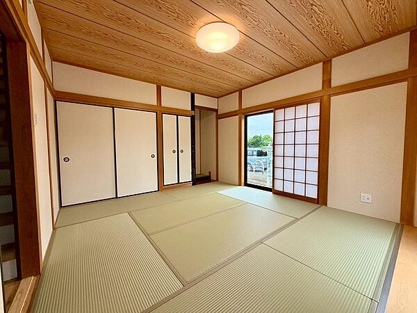嬉しい和室は余裕の約８帖もあり、客間としてお使いいただけます。床の間もあり高級感ある落ち着いた空間になっています。