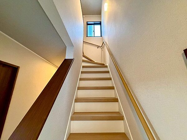 手すり付きの階段は吹抜けタイプ明るく窓もあり気持ちい風が通ります。