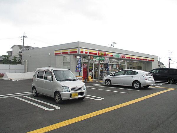 ニューデイリーヤマザキ堺草尾店まで徒歩１３分