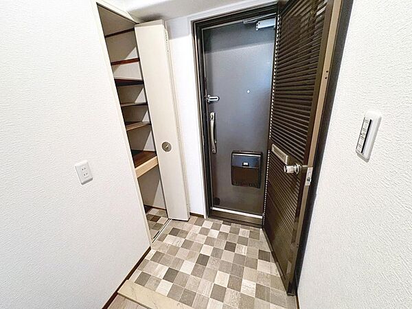【玄関】ゆとりの玄関ですよ！シューズボックスございますので、散らかりがちな玄関も片付きますね！