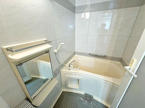 【浴室】ゆったりとくつろげる綺麗な浴室ですよ！時間短縮でシャワーだけの方も多いですが、一日の疲れを癒すため湯船に浸かれば心身ともにリラックスできますね♪