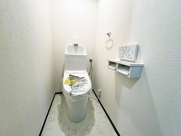 【トイレ】温水便座洗浄便座ですので、寒い日も温かい便座で安心して使用していただけますよ！
