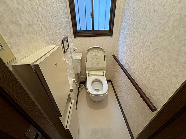 温水洗浄便座ですので、寒い日も温かい便座で安心して使用していただけます♪窓もあり換気も可能です。