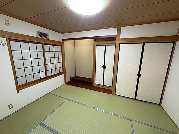 【和室】床の間付きの本格和室ございます♪一息つく時の癒しの空間や客間にも使えますね☆お子様のお昼寝スペースにもぴったりです♪