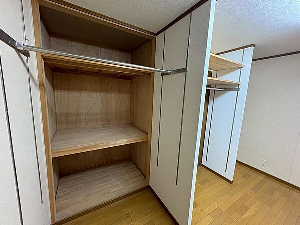 【洋室】２階の洋室１室は収納部屋としてもお使いになれます。