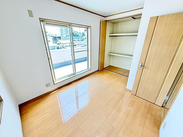 クロス張替え済！綺麗な壁で室内が明るくなりますね！爽やかな気分でお過ごしいただけますよ！