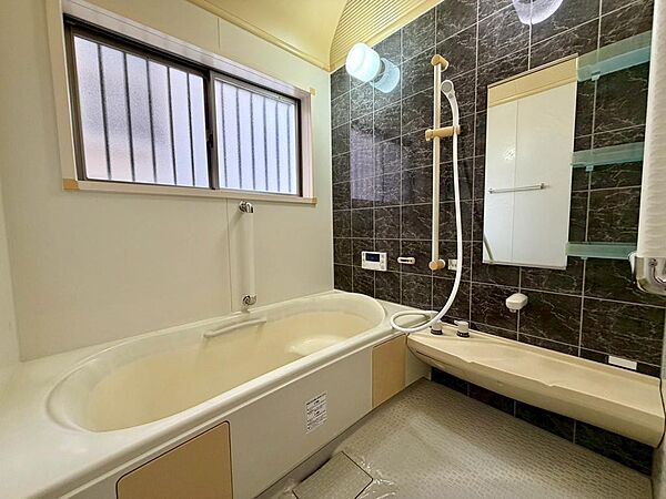 ゆったりとくつろげる一坪以上の浴室ですよ！時間短縮でシャワーだけの方も多いですが、一日の疲れを癒すため湯船に浸かれば心身ともにリラックスできますね♪