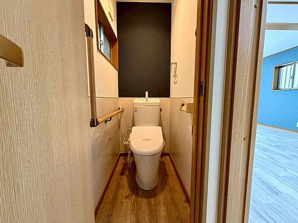 温水便座洗浄便座ですので、寒い日も温かい便座で安心して使用していただけますよ！