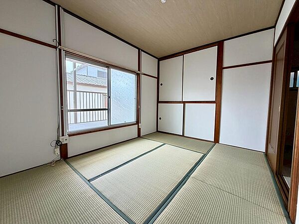 押入もあるため、来客用に使うもよし、寝室に使うもよし！万能な和室です♪
