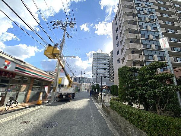ファミリーマート堺津久野町店まで徒歩３分！ちょっとしたお買い物にも便利ですね！