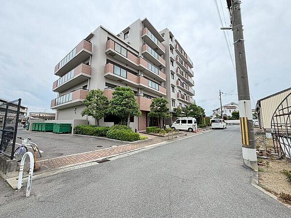 南海泉北線「深井」駅まで徒歩１２分です。泉北１号線も近くカーライフ、電車での通勤共に最適なエリアです。