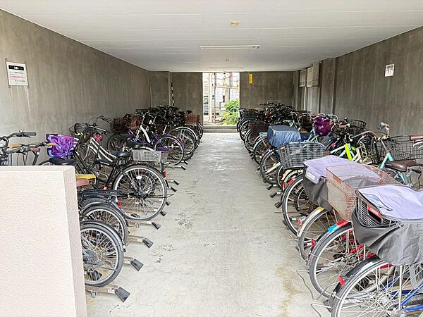 【駐輪場・バイク置き場】屋内の駐輪場バイク駐輪場があり便利です。敷地内でセキュリティ面もばっちりです。♪雨の日も安心です。